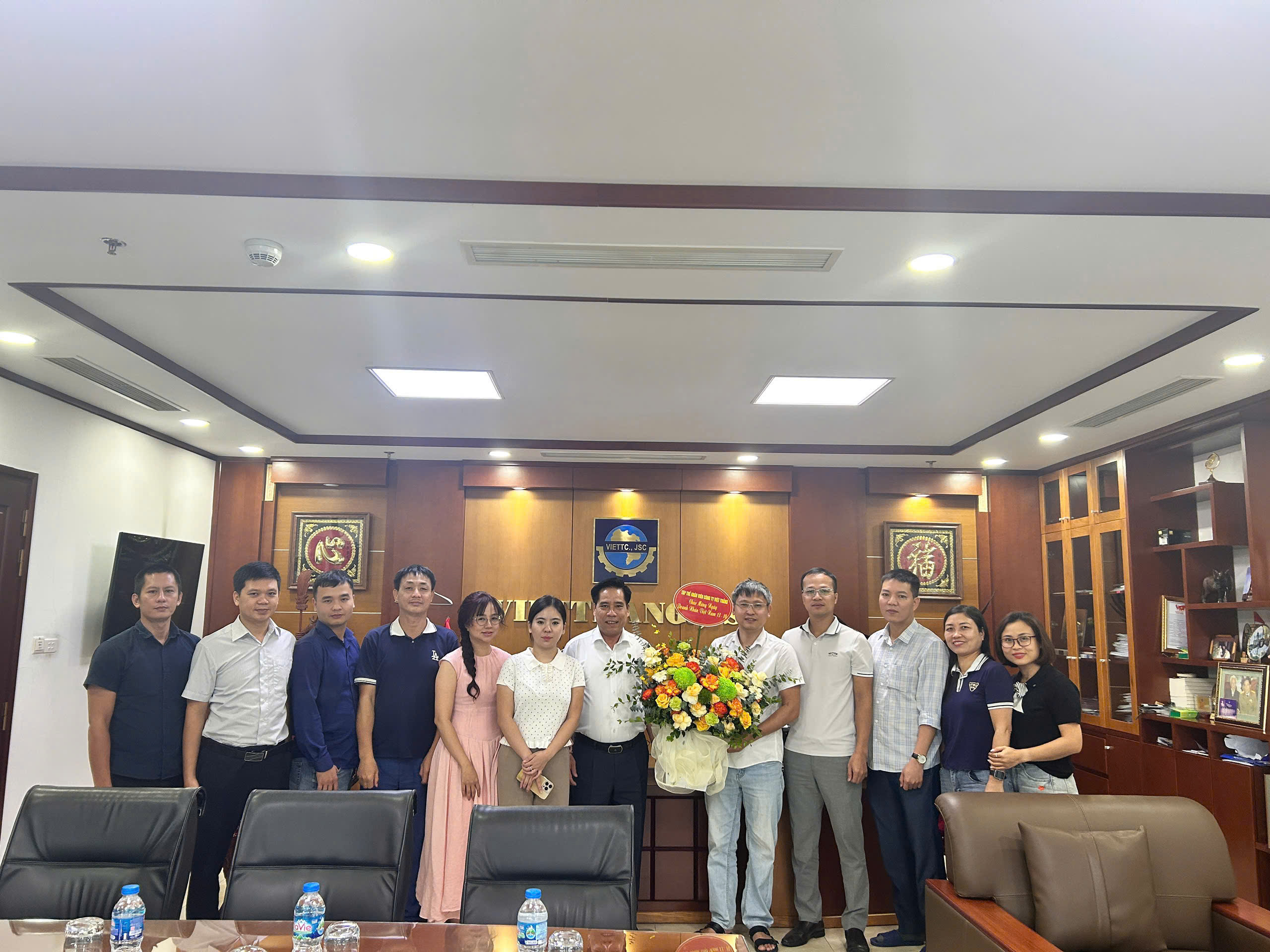 CÁN BỘ, CÔNG NHÂN VIÊN VIỆT THẮNG CHÚC MỪNG NGÀY DOANH NHÂN VIỆT NAM 13/10
